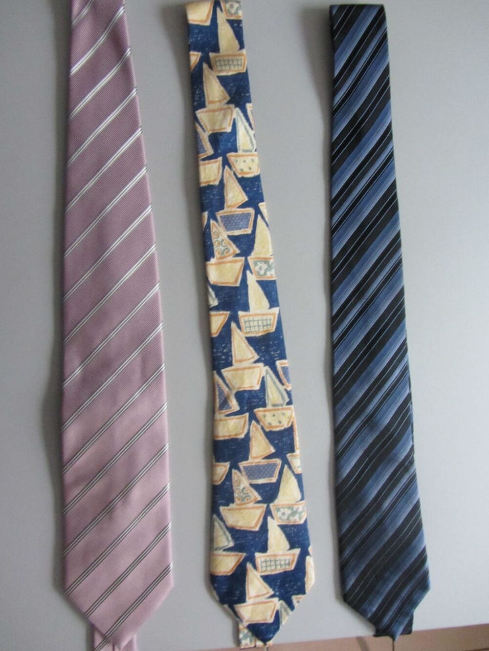 LOT de 7 cravates (dont 2 en soie) Vtements