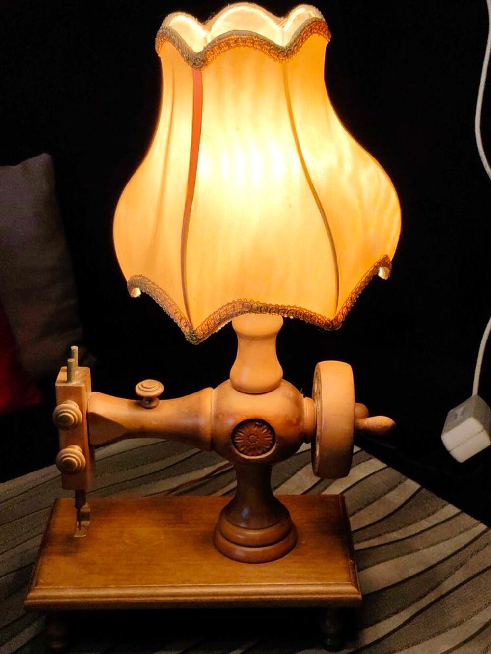 lampe vintage en bois style machine &agrave; coudre 