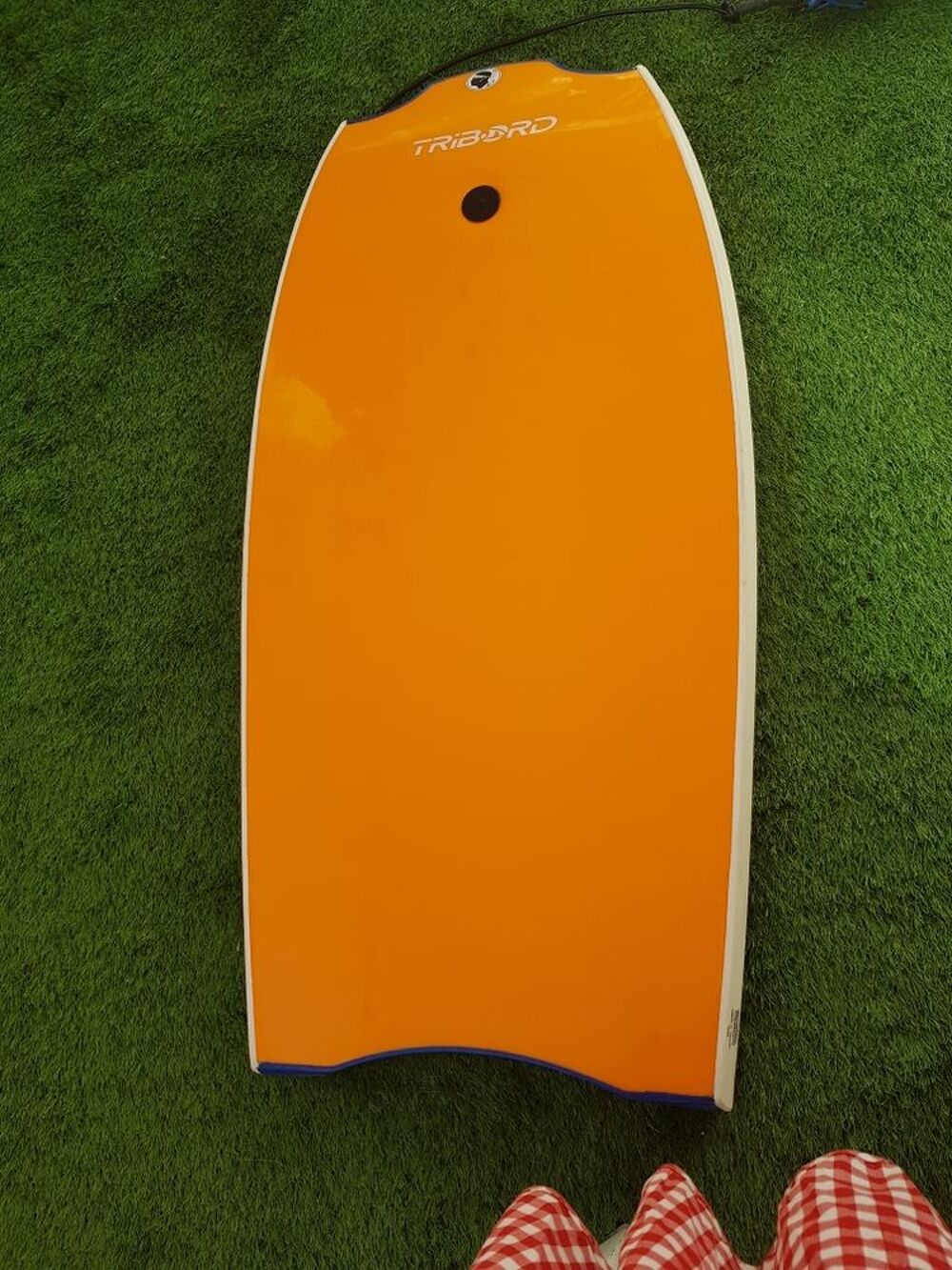 2 Planches de surf bleues et oranges tr&egrave;s bon &eacute;tat Sports