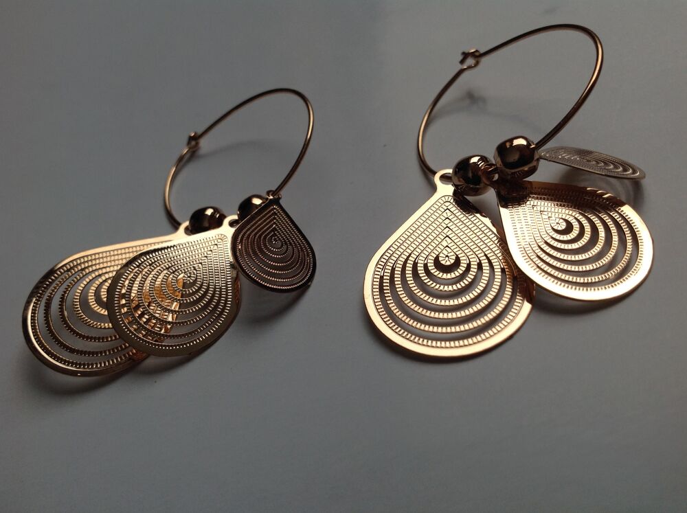 BOUCLES D'OREILLES DOR&Eacute;E GOUTTE Envoi Possible
Bijoux et montres