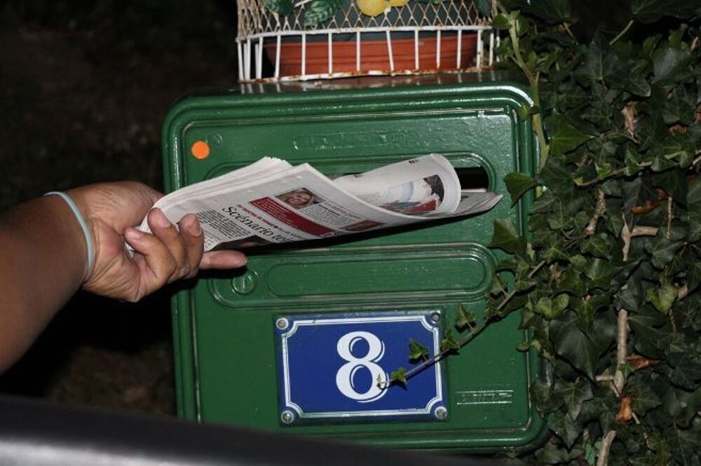   Recherche un emploi porteur de presse. 