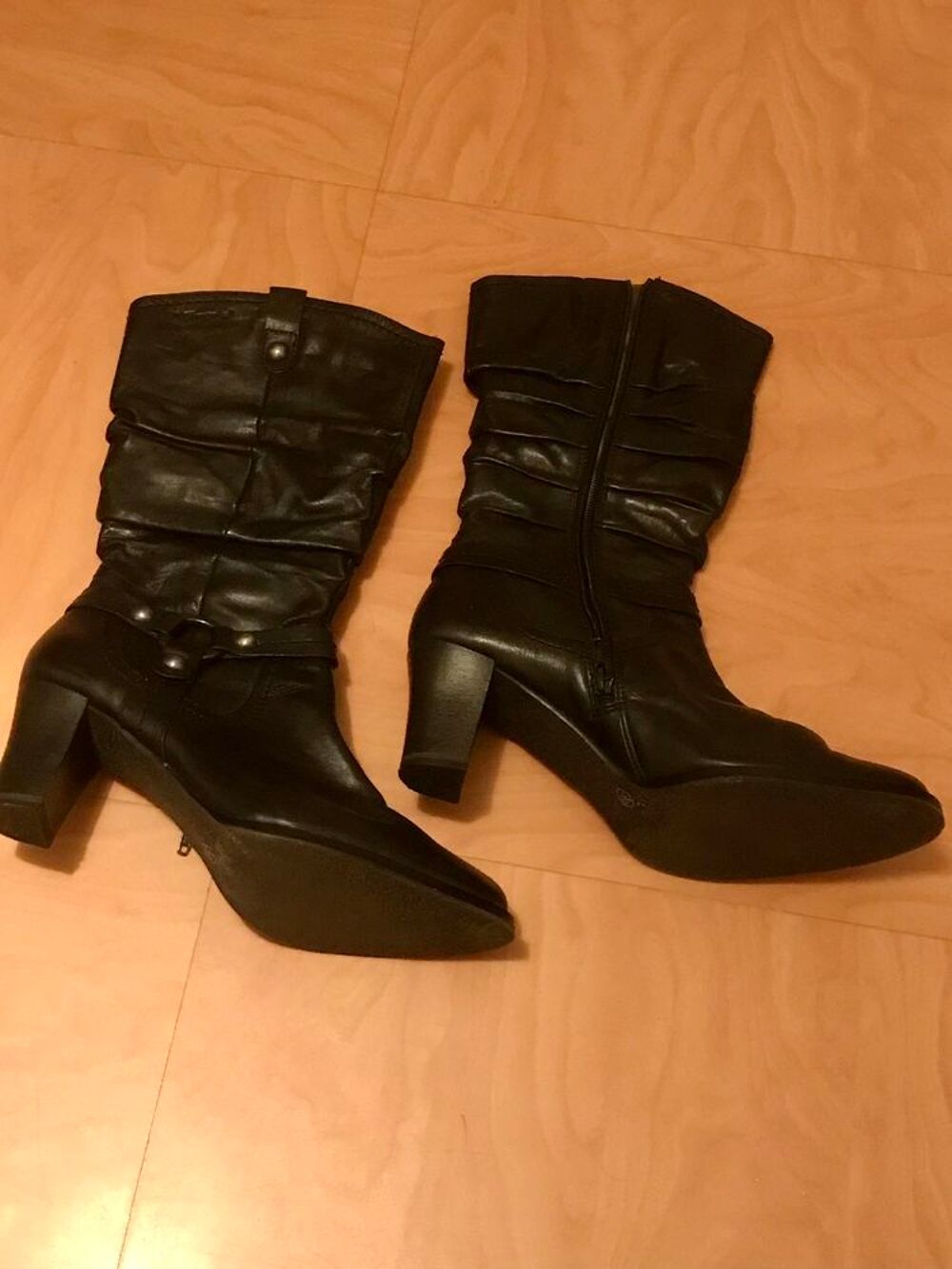 Marque: Tamaris. Couleur: noir lisse brillant. Avec fermeture. Talon: 7cm. Pointure: 39. Bottines neuves Chaussures