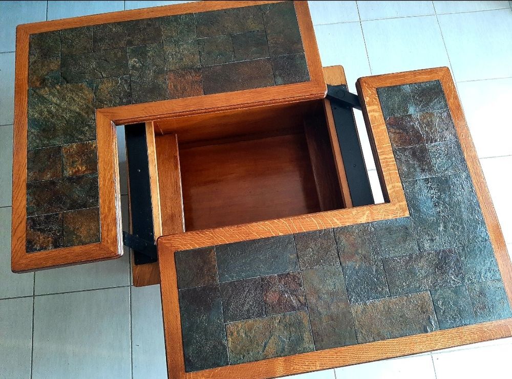 Table de salon avec rangement int&eacute;gr&eacute;. Compartiment int&eacute;rieur pour bouteilles, structur ch&ecirc;ne massif,dessus en ardoise Meubles