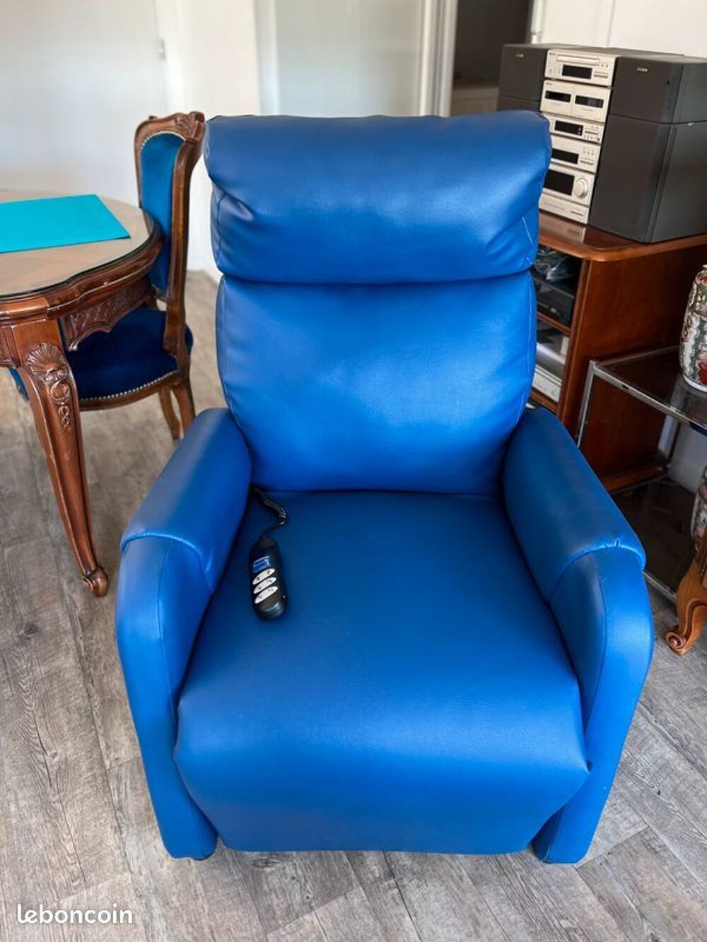 Fauteuil relax &eacute;lectrique MEDILAX en cuir bleu ? &Eacute;tat neuf Meubles