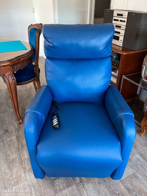 Fauteuil relax électrique MEDILAX en cuir bleu ? État neuf 300 Brécé (35)
