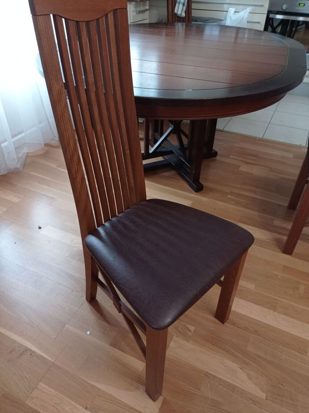Table salle a manger + chaises Meubles