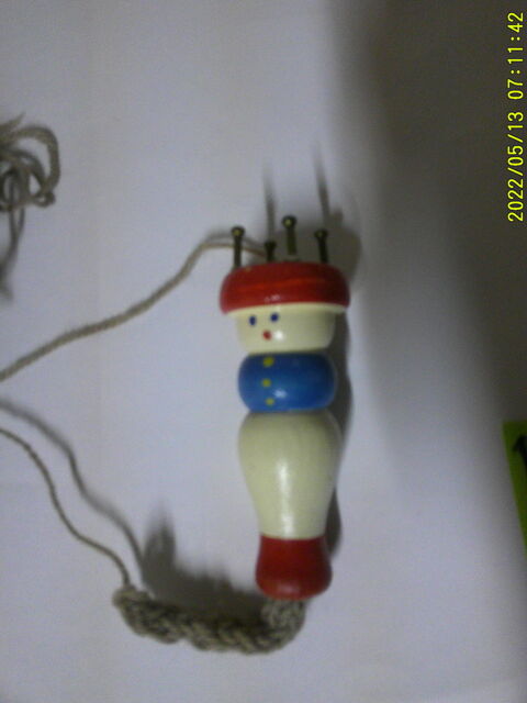 Un Tricotin  en  Bois  Peint .. ( ancien ) Nontron (24)