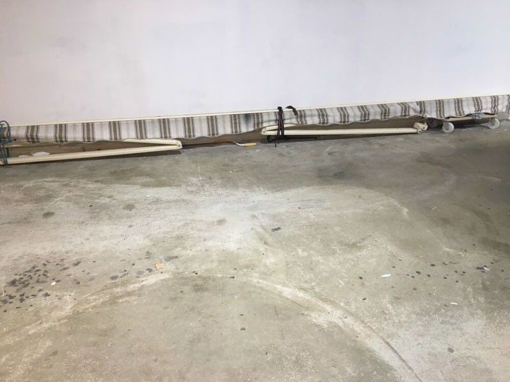 Store banne 6M x 3M avec lambrequin 25 cm. Bon &eacute;tat g&eacute;n&eacute;ral Jardin