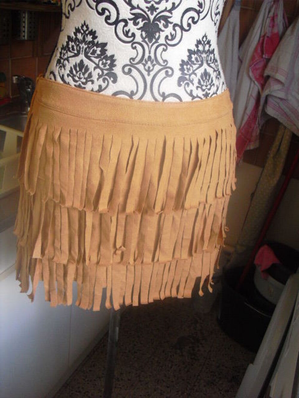 JUPE camel a franges , touch&eacute; su&eacute;dine NEUVE TAILLE S Vêtements