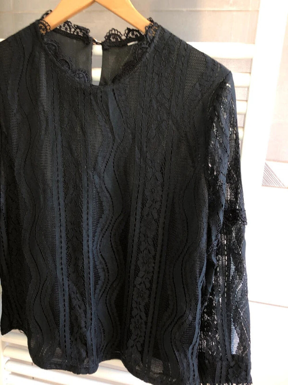 Blouse noire taille S en parfait &eacute;tat &agrave; 6 euros Vêtements