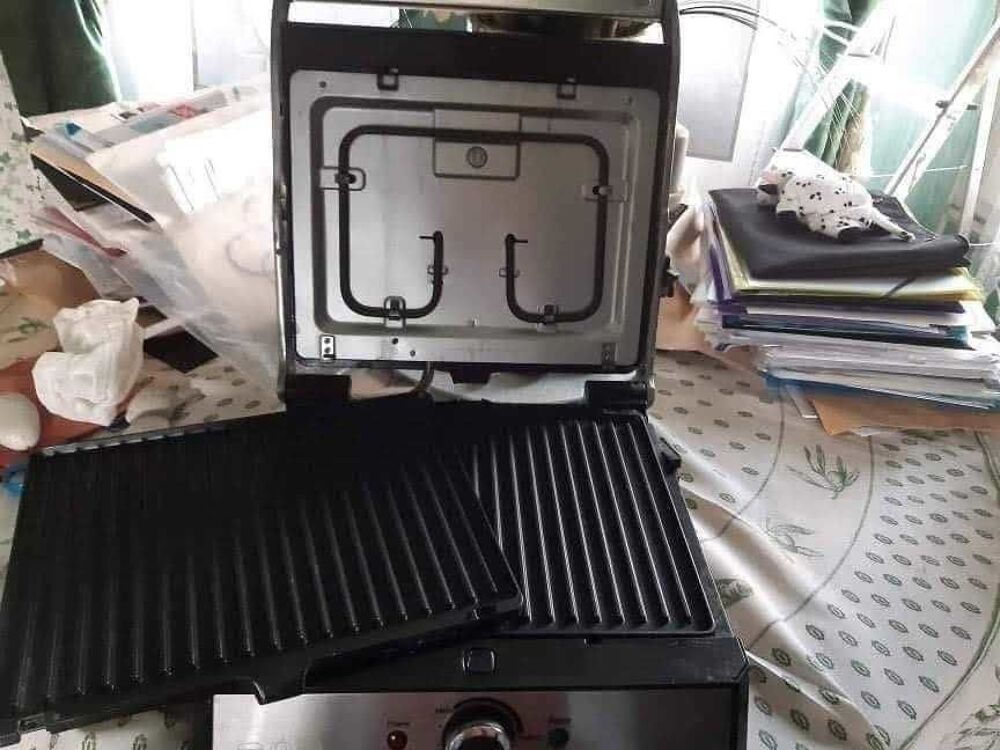 1 appareil de cuisson &eacute;lectrique dessus inox plaques se d&eacute;laissant Electroménager