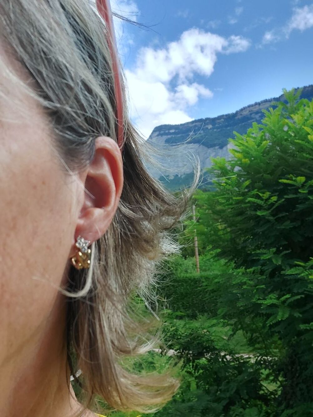 Boucles d'oreilles en plaqu&eacute; or- 4 brillants Bijoux et montres