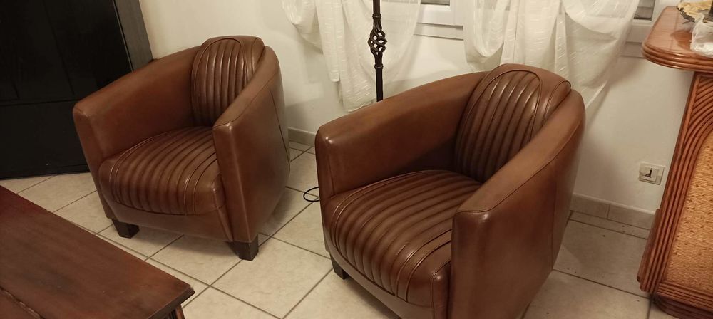 Canap&eacute; en cuir marrons et ses deux fauteuils
Meubles