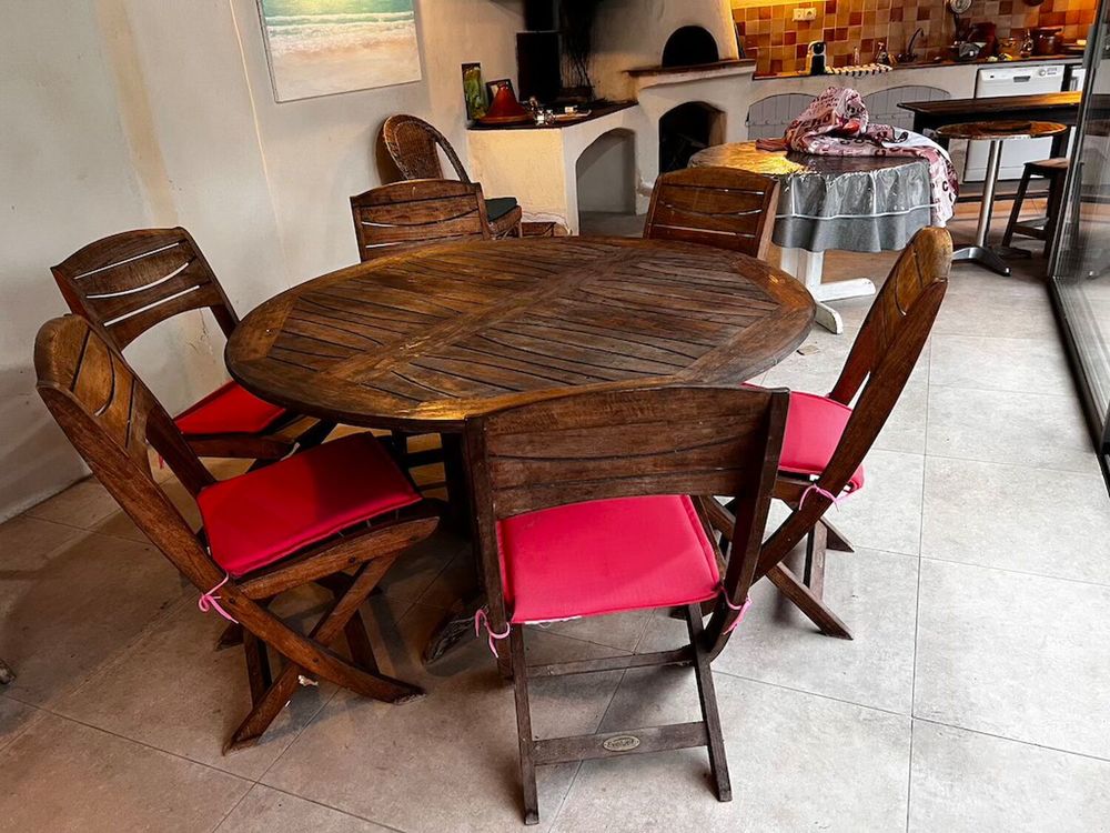 SALON DE JARDIN EN TECH, TABLE RONDE PLUS SIX CHAISES Meubles