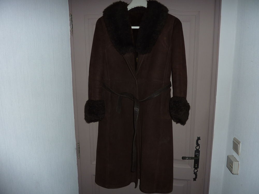 MANTEAU FEMME 40/42. mouton retourn&eacute; belle peau
Vêtements