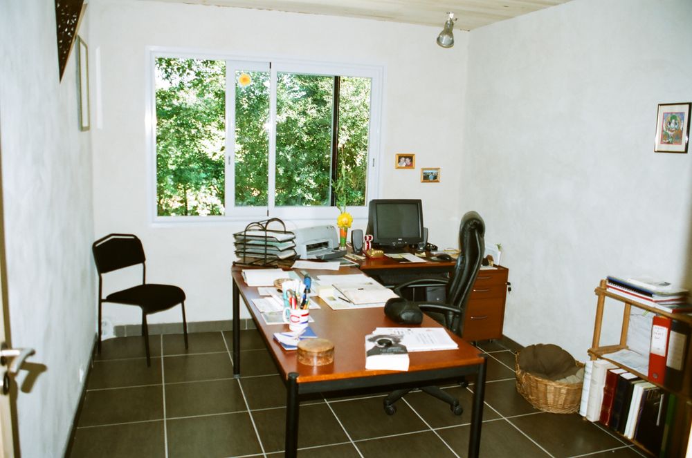Bureau avec 2 chaises et des accessoires Meubles