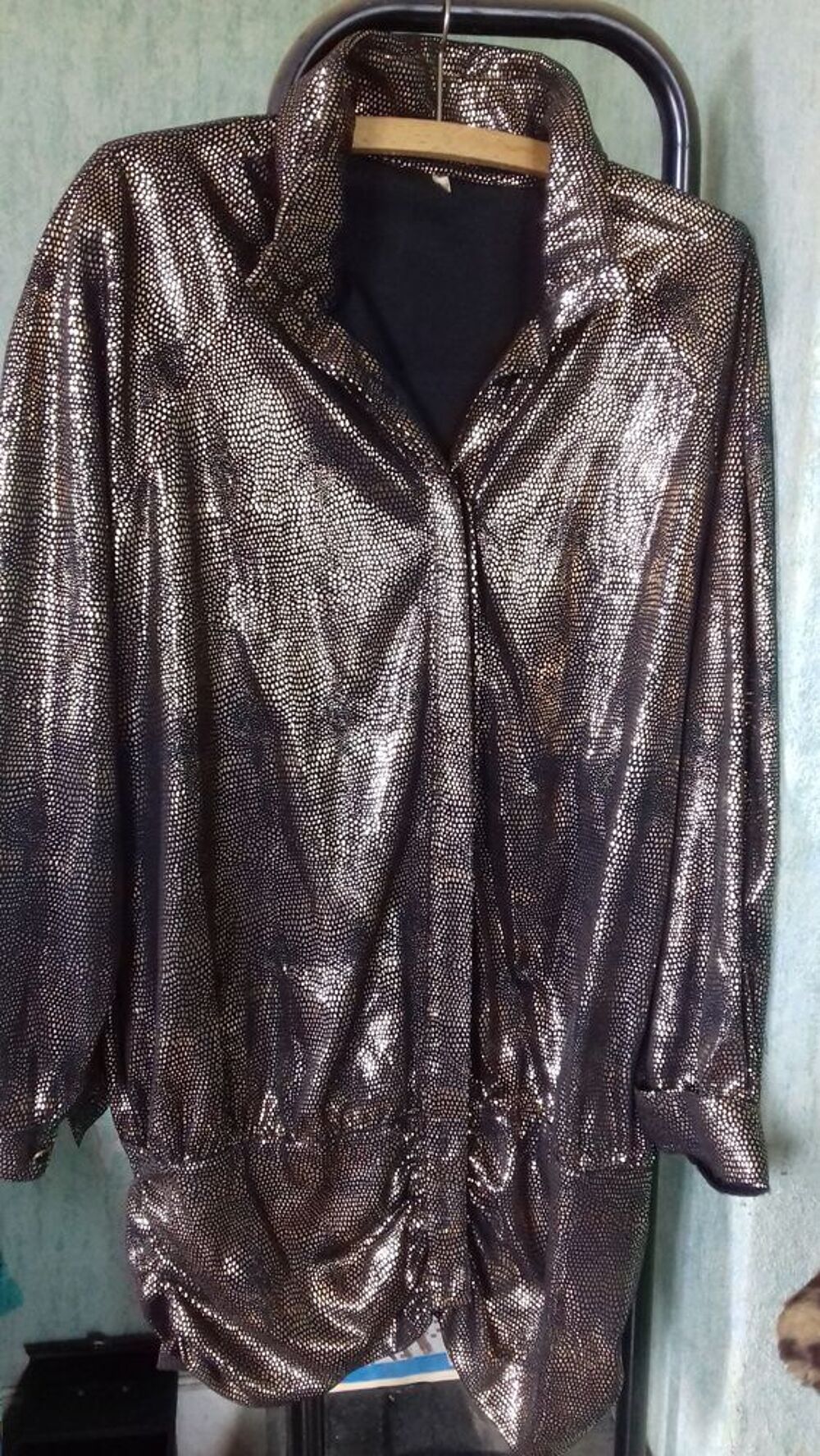 Belle veste de soir&eacute;e noire pialletee or tr&egrave;s jolie coupe Vtements