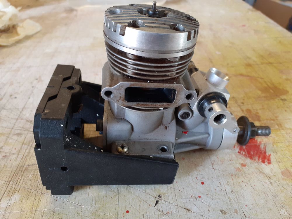 Moteur MDS 68 tr&egrave;s bon bon &eacute;tat avec b&acirc;ti Bricolage