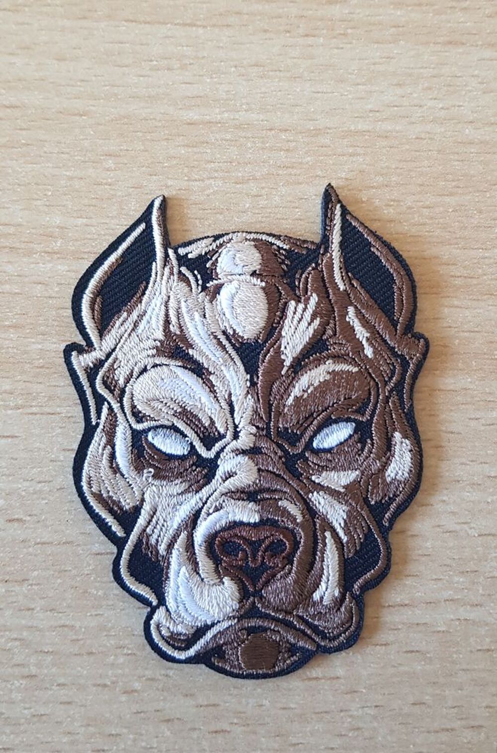 &eacute;cusson patch brod&eacute; 
t&ecirc;te de chien pitbull 
7x5,5 cm 
