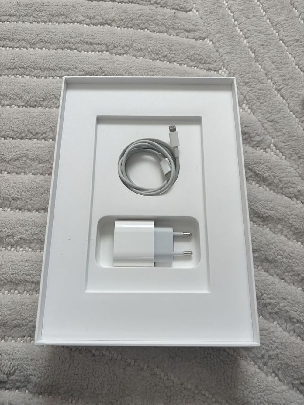 iPad g&eacute;n&eacute;ration 8 avec bo&icirc;te d'origine Téléphones et tablettes