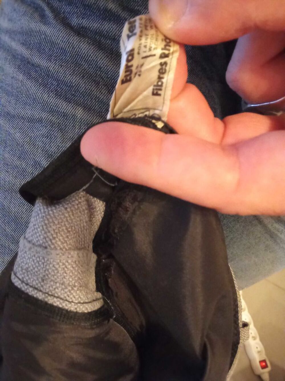 PANTALON DE COSTUME DE COULEUR GRIS TAILLE 46. Vêtements