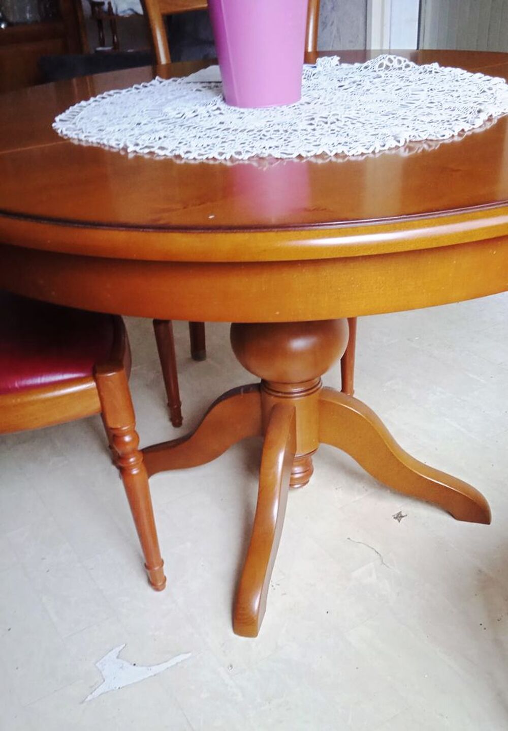 Salle &agrave; manger. Table/Enfilade/Miroir &amp; 2 chaises Meubles
