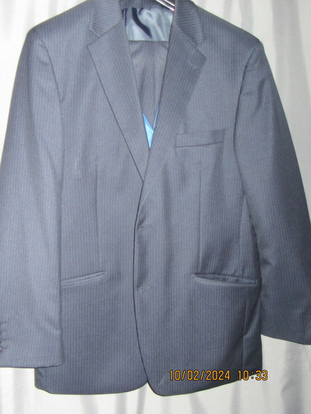 DEUX COSTUMES NEUFS Vêtements