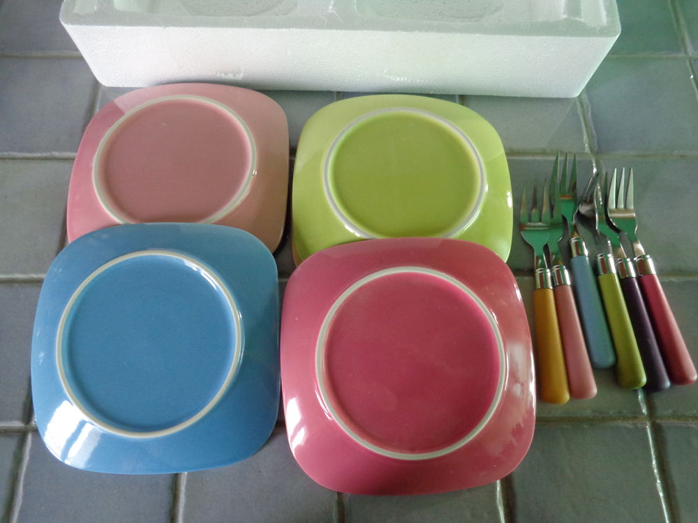 Service a gateaux pour 6 personnes coloris pastels. Cuisine