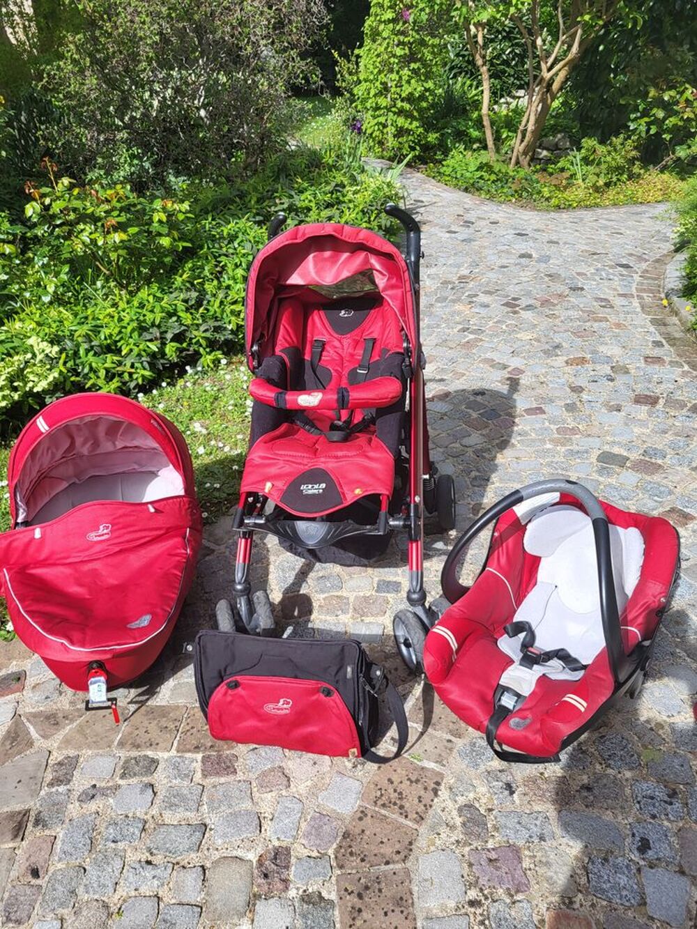 Poussette trio b&eacute;b&eacute; confort Pu�riculture