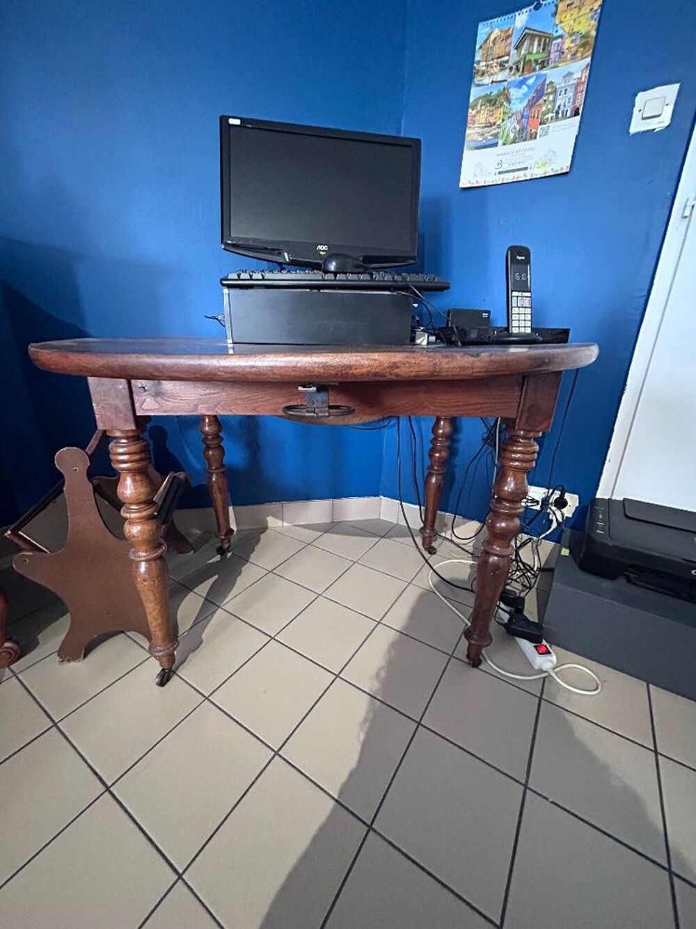 petite table ronde 4 pieds tourn&eacute;s .milieu du siecle. Meubles