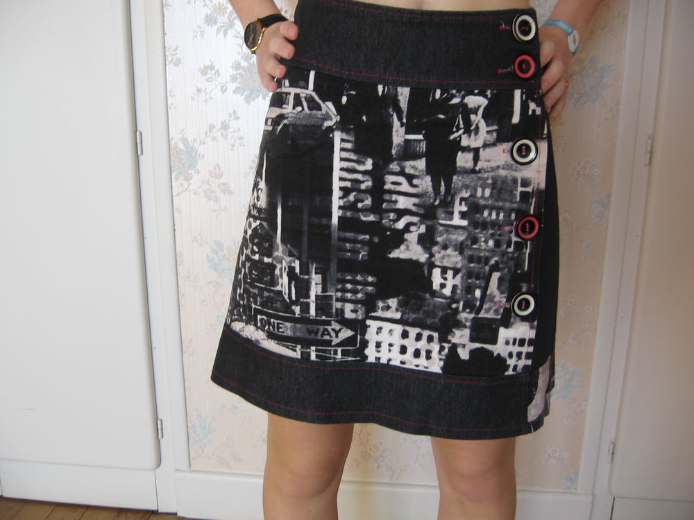 Jupe courte motifs urbains Vêtements