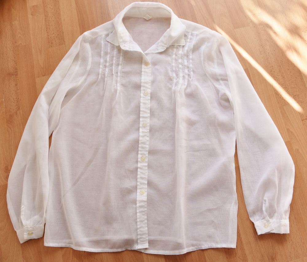 Chemise fine blanche. Taille 42. Tr&egrave;s bon &eacute;tat. Vêtements