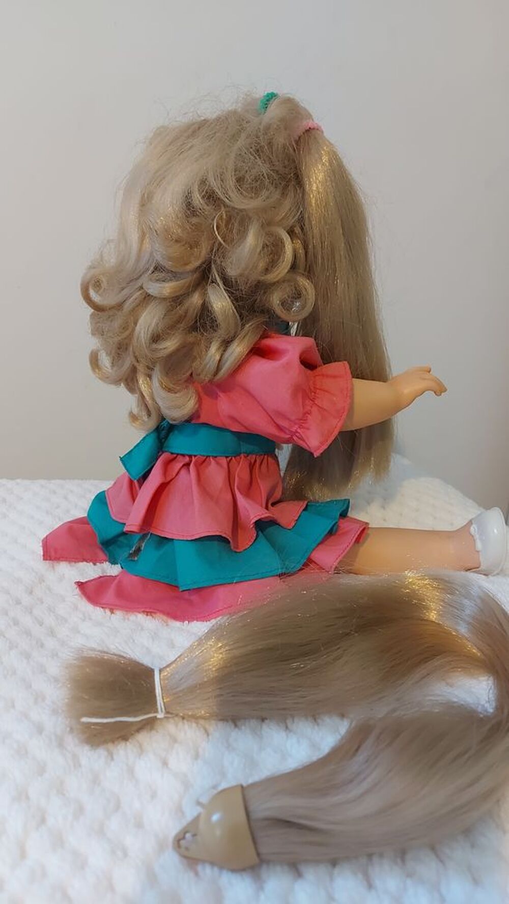 Adorable poup&eacute;e Kattie + 1 m&egrave;che de rechange 