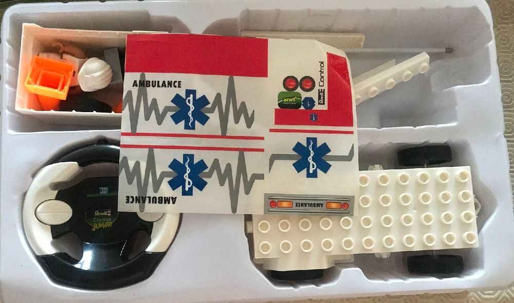 Revell Junior Kit- RC Junior Ambulance radiocommand&eacute;e 
Jeux / jouets