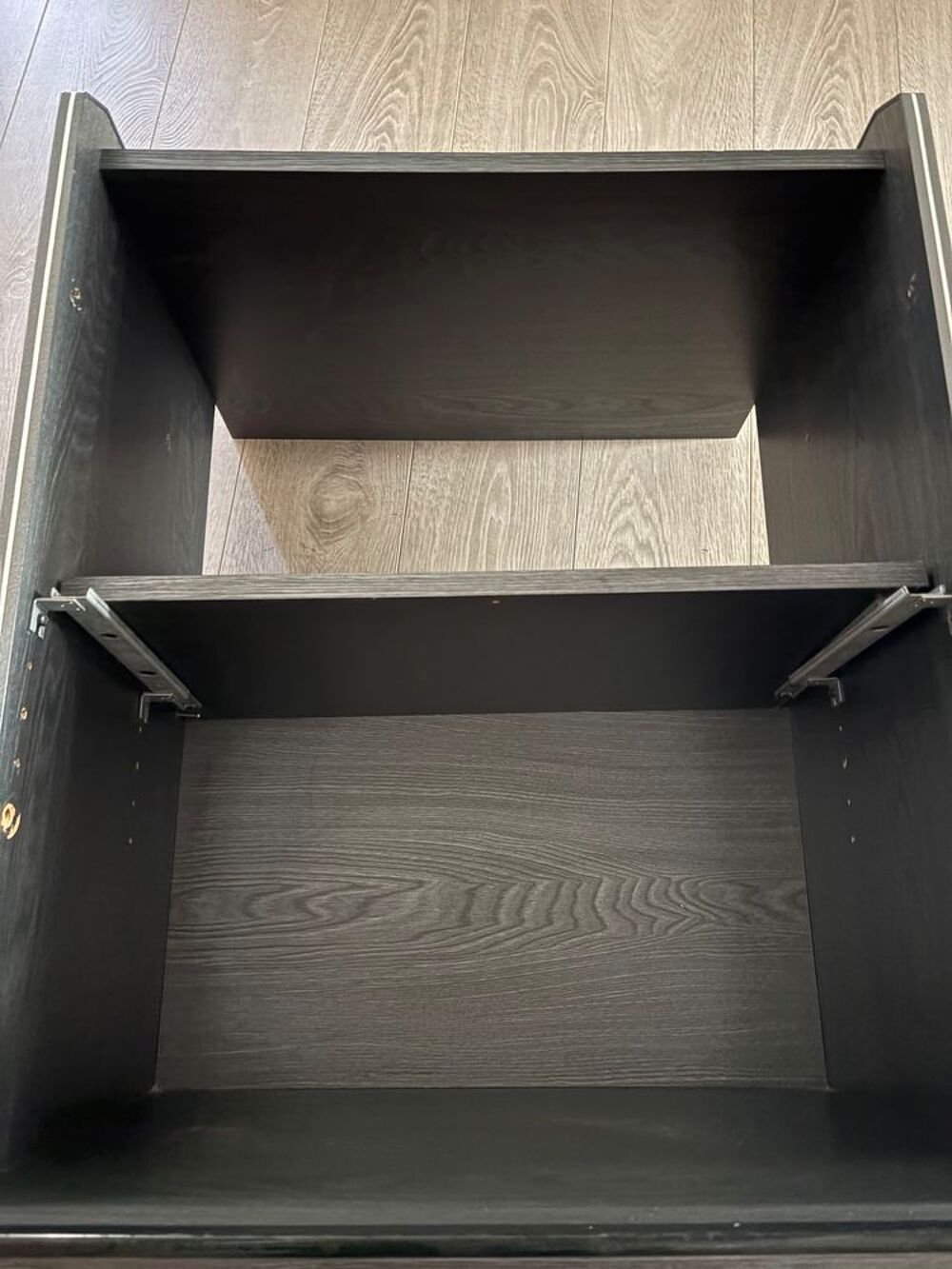 Meuble de rangement noir sur roulettes 
Meubles