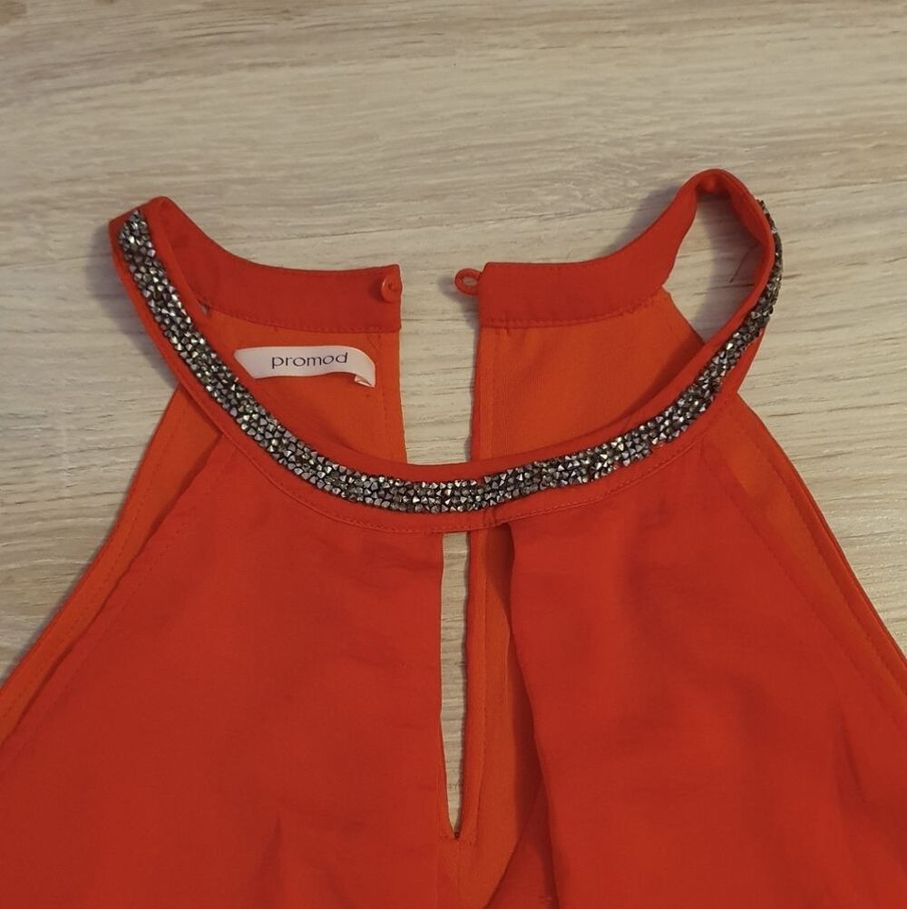 Robe rouge sans manches un peu large et ceintr&eacute;e Vêtements