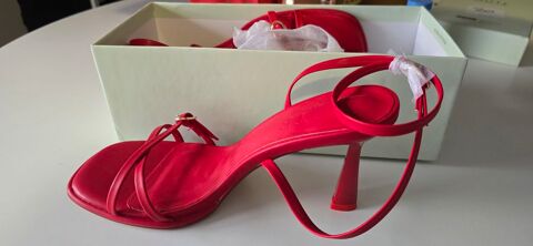 Sandales rouges MOTF ? talon bloc ? chic minimaliste Saint-Etienne (42)