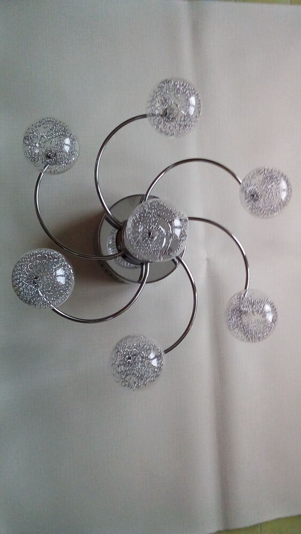 un luminaire 6 branches chrom&eacute; en tr&egrave;s bon &eacute;tat . Décoration