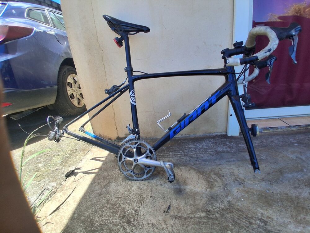 V&eacute;lo de route sans roues noir et bleu Vélos