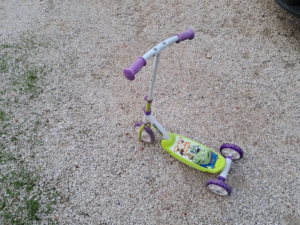 Trotinette Buzz l''&eacute;clair Jeux / jouets
