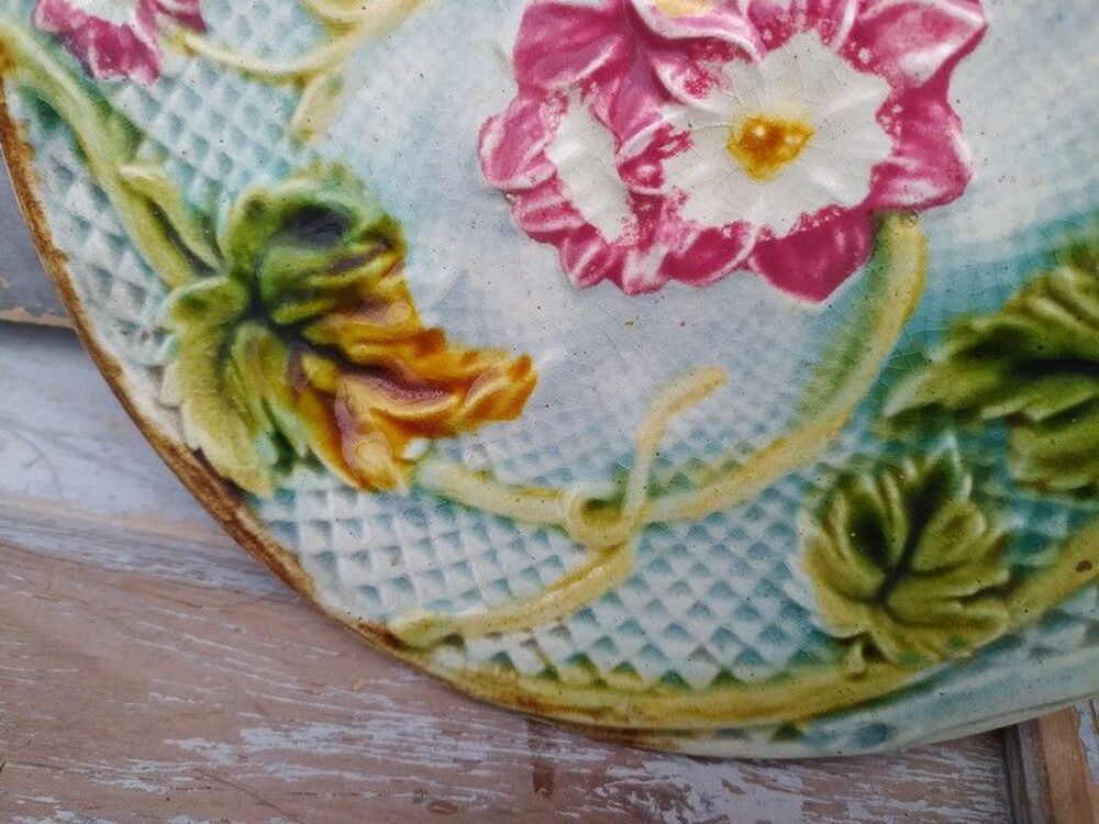 Deux Assiettes Fa&iuml;ence Barbotine Onnaing Majolica Art Nouvea 