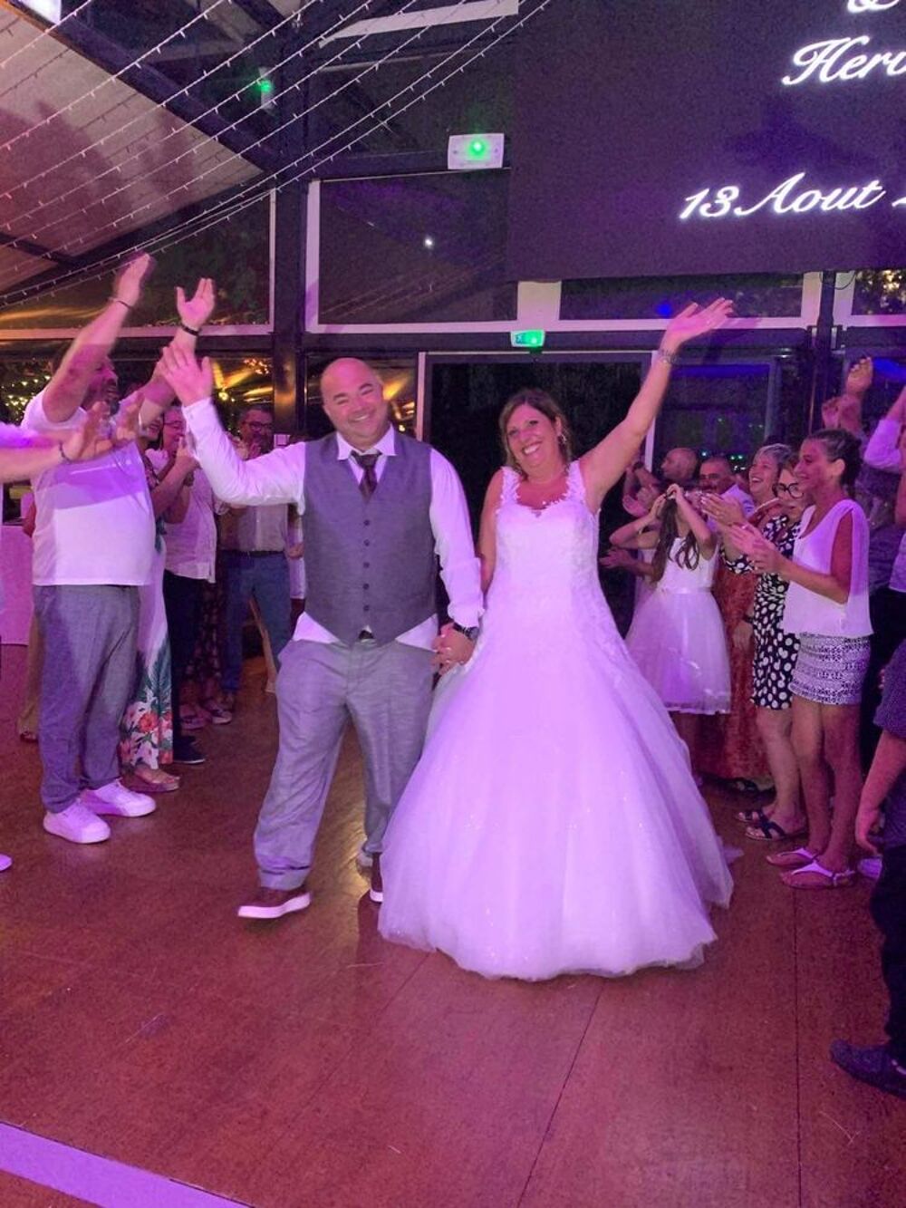 Robe de mari&eacute;e achet&eacute;e en boutique mariage . Vêtements