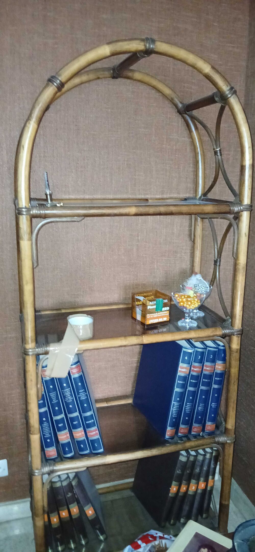 Biblioth&egrave;que en rotin fonc&eacute;. Tr&egrave;s bon &eacute;tat. Meubles
