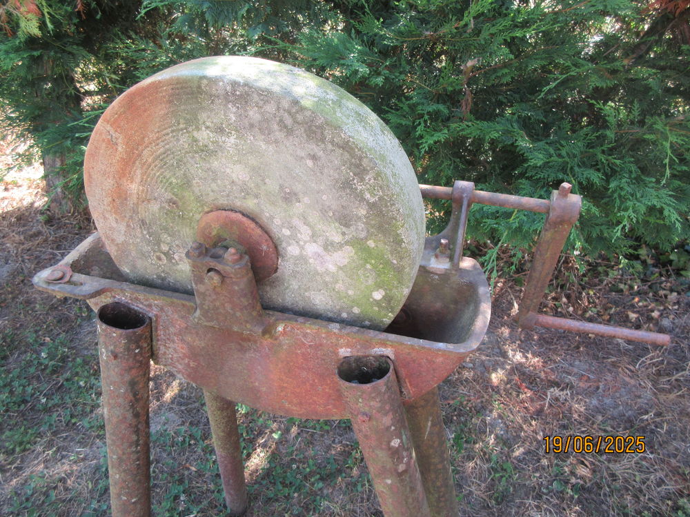 Meule en gr&egrave;s &agrave; aiguiser. Bricolage