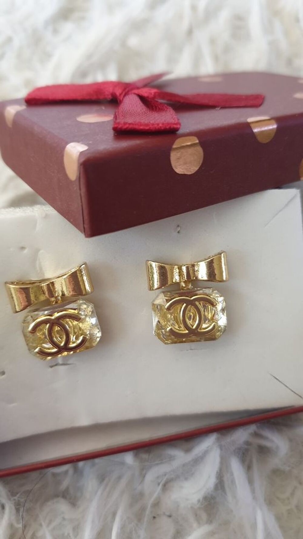 Boucles d'oreilles, bouteille de parfum, dor&eacute;es, cristal Bijoux et montres