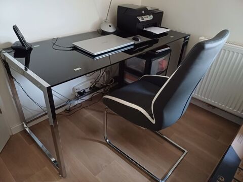 BUREAU AVEC PIEDS EN METAL ET PLATEAU EN VERRE FUME NOIR
150 Floirac (33)