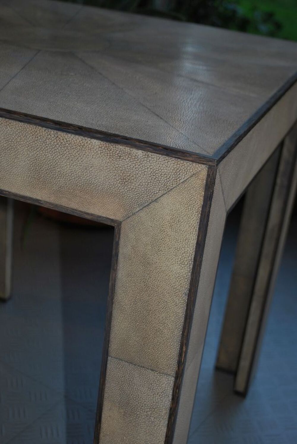 Petite table carr&eacute;e en galuchat de style art d&eacute;co "Collector Meubles