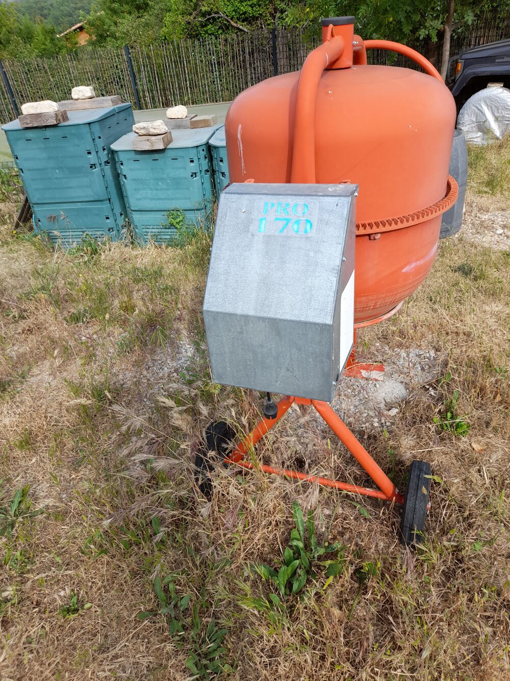 B&eacute;tonni&egrave;re 170 Litres, &eacute;lectrique en bon &eacute;tat, cuve propre Bricolage