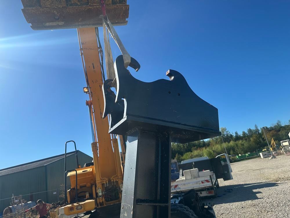   Attache rapide MECALAC + benne preneuse 