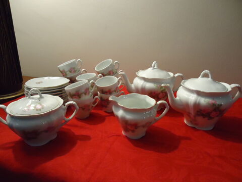 SERVICE A CAFÉ. DECOR ROSES.  PORCELAINE.  VINTAGE 35 Grenoble (38)